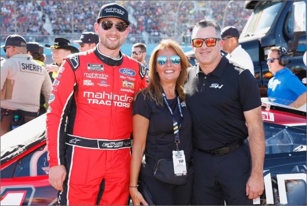 Chase Briscoe with Cindy Elliott and Tony Stewart on the starting grid