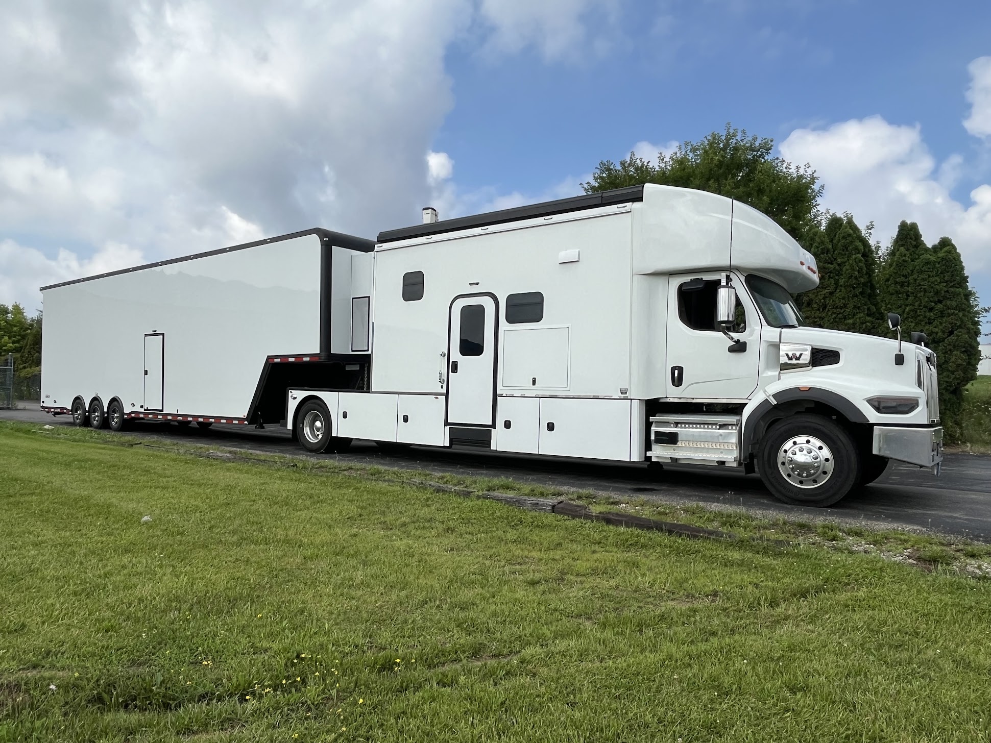 2025 Bolt Toterhome